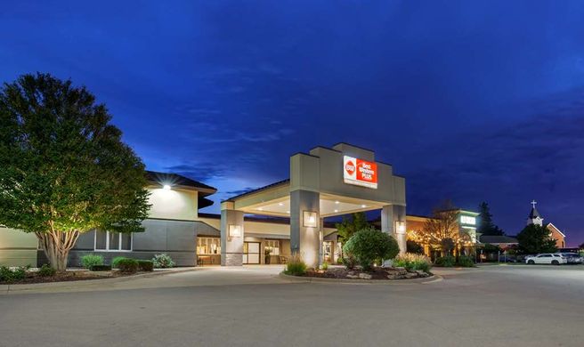 Best Western Plus Dubuque Hotel & Confer Exterior