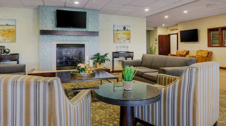 <b>Best Western Plus Dubuque Hotel & Confer Lobby</b>. Images powered by <a href="https://iceportal.shijigroup.com/" title="IcePortal" target="_blank">IcePortal</a>.