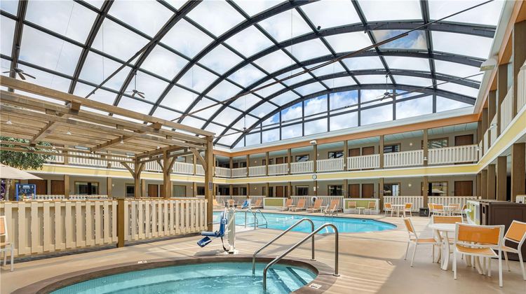 Best Western Plus Dubuque Hotel & Confer Pool