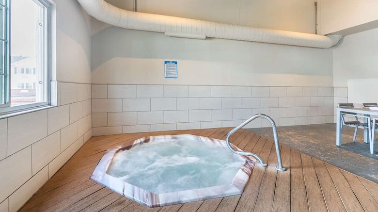 <b>Best Western Plus University Park Suites Pool</b>. Images powered by <a href="https://iceportal.shijigroup.com/" title="IcePortal" target="_blank">IcePortal</a>.