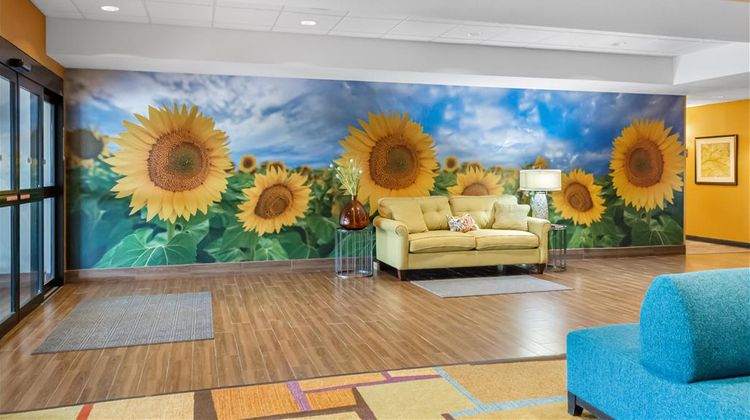 Best Western Plus Hiawatha Hotel Lobby