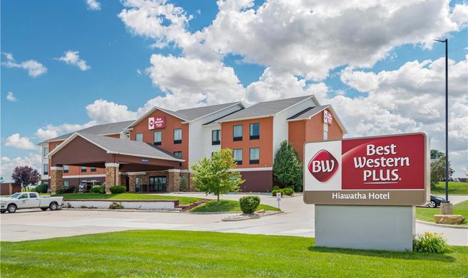 Best Western Plus Hiawatha Hotel Exterior