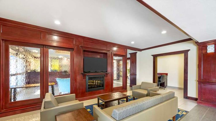Best Western Plus Pratt Lobby