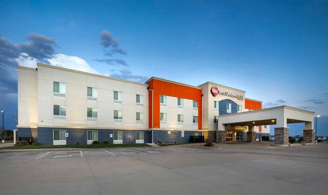 Best Western Plus Pratt Exterior