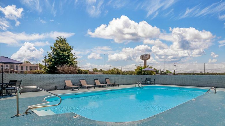 <b>Best Western University Inn Pool</b>. Images powered by <a href="https://iceportal.shijigroup.com/" title="IcePortal" target="_blank">IcePortal</a>.