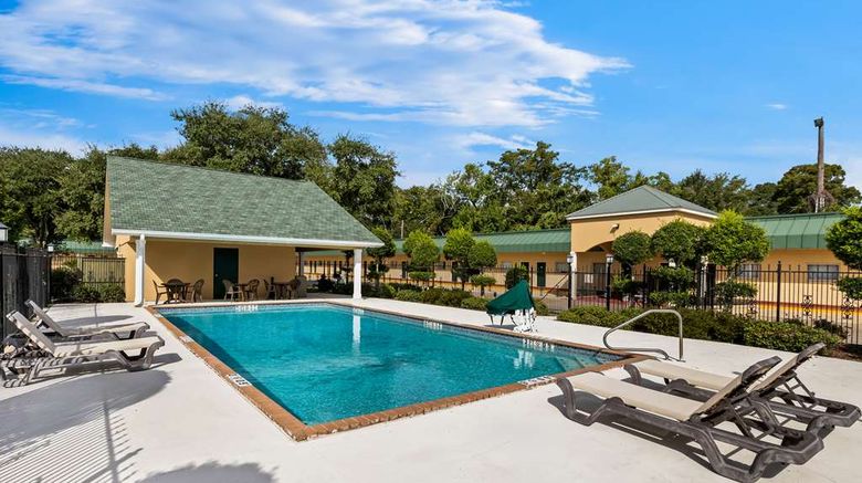 <b>Best Western Forest Inn Pool</b>. Images powered by <a href="https://iceportal.shijigroup.com/" title="IcePortal" target="_blank">IcePortal</a>.