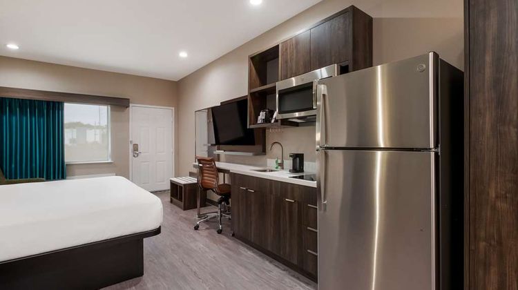 Best Western La Place Inn Room