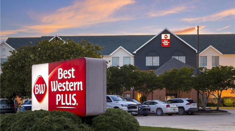 <b>Best Western Plus Executive Hotel Suites Exterior</b>. Images powered by <a href="https://iceportal.shijigroup.com/" title="IcePortal" target="_blank">IcePortal</a>.
