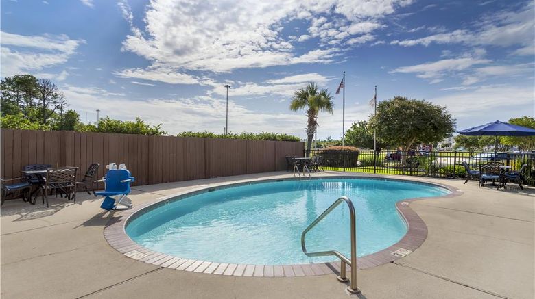 <b>Best Western Plus Executive Hotel Suites Pool</b>. Images powered by <a href="https://iceportal.shijigroup.com/" title="IcePortal" target="_blank">IcePortal</a>.
