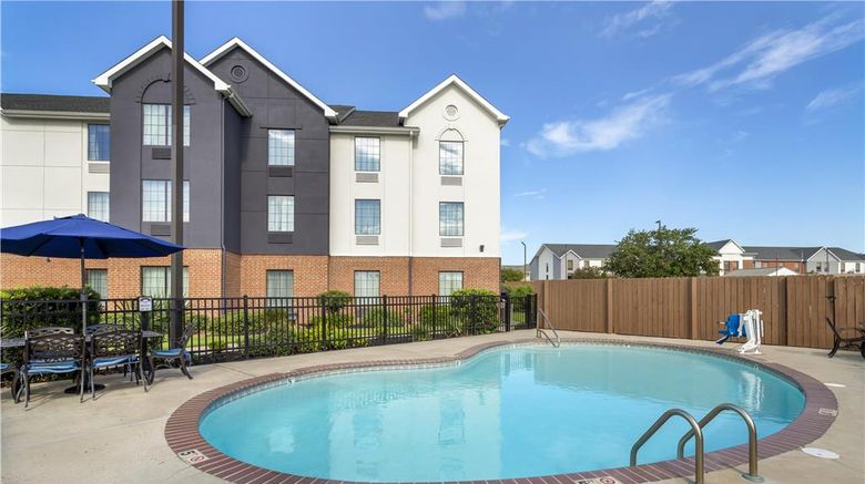 <b>Best Western Plus Executive Hotel Suites Pool</b>. Images powered by <a href="https://iceportal.shijigroup.com/" title="IcePortal" target="_blank">IcePortal</a>.