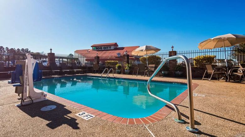 <b>Best Western Rayne Inn Pool</b>. Images powered by <a href="https://iceportal.shijigroup.com/" title="IcePortal" target="_blank">IcePortal</a>.