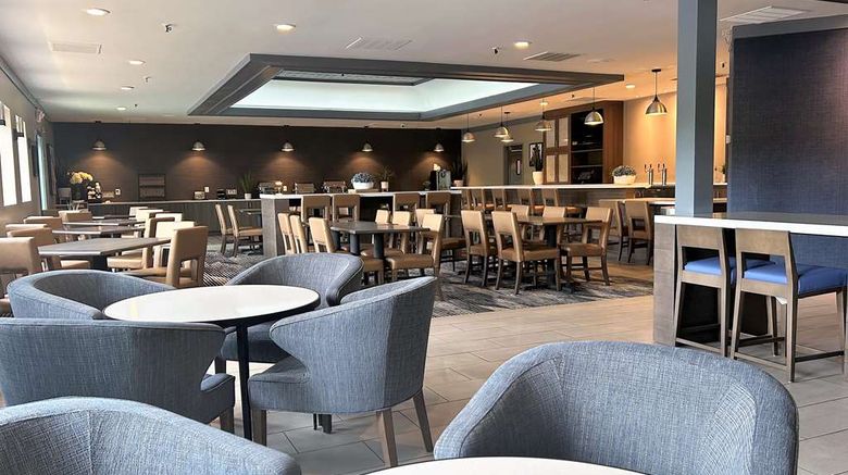 <b>Best Western Premier Hotel & Suites Restaurant</b>. Images powered by <a href="https://iceportal.shijigroup.com/" title="IcePortal" target="_blank">IcePortal</a>.
