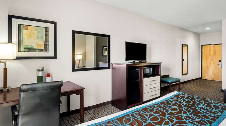 <b>Best Western Plus Magee Inn & Suites Suite</b>. Images powered by <a href="https://iceportal.shijigroup.com/" title="IcePortal" target="_blank">IcePortal</a>.