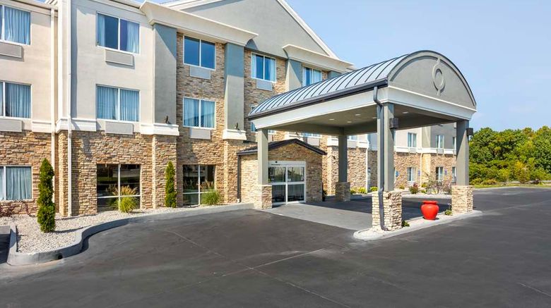 <b>Best Western Plus Columbia Inn Exterior</b>. Images powered by <a href="https://iceportal.shijigroup.com/" title="IcePortal" target="_blank">IcePortal</a>.