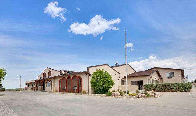 Best Western West Hills Inn Exterior