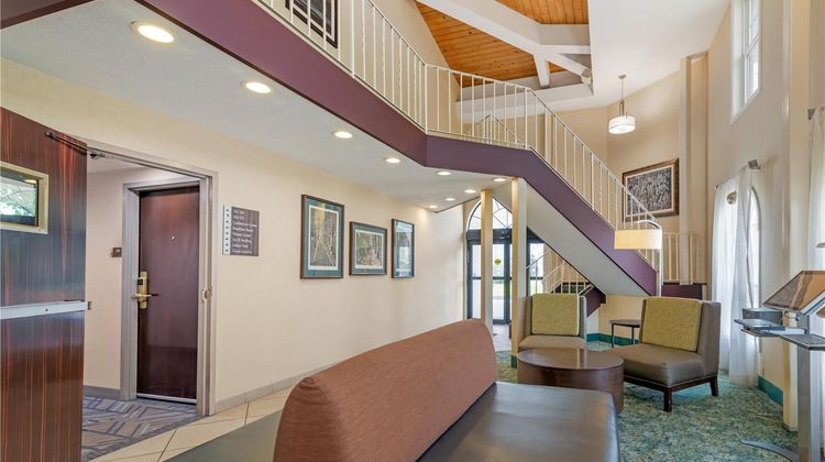 Best Western Plus The Inn at Hampton Lobby