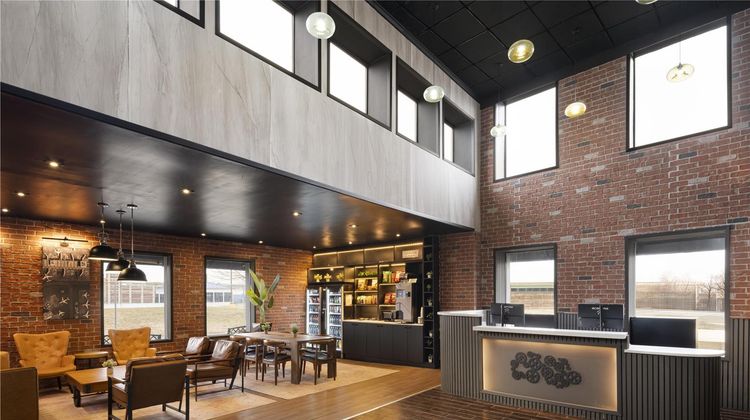 Aiden by Best Western Newark Airport Lobby