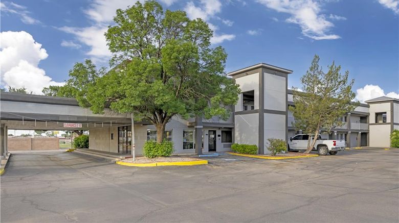 <b>Best Western Executive Inn Exterior</b>. Images powered by <a href="https://iceportal.shijigroup.com/" title="IcePortal" target="_blank">IcePortal</a>.