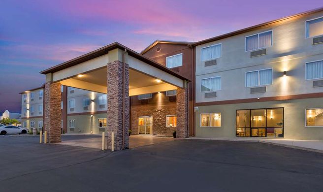 Best Western Plus The Four Corners Inn Exterior