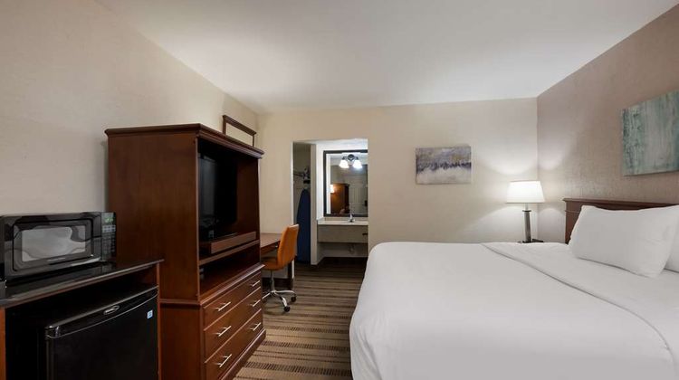 SureStay Plus Best Western Woodbury Inn Room