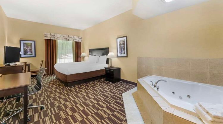 Best Western Plus Victor Inn & Suites Room