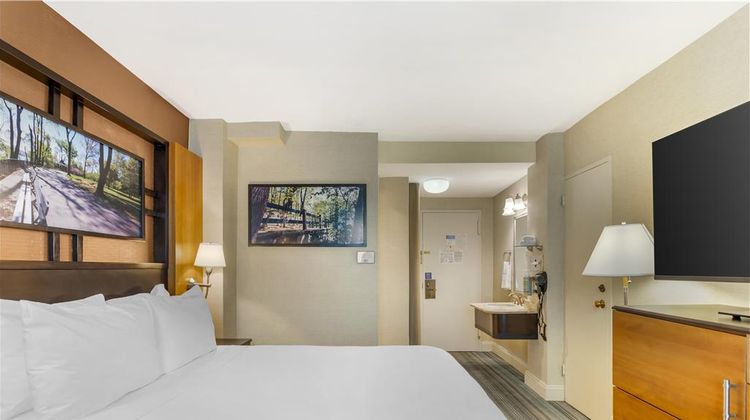 Best Western Queens Gold Coast Room