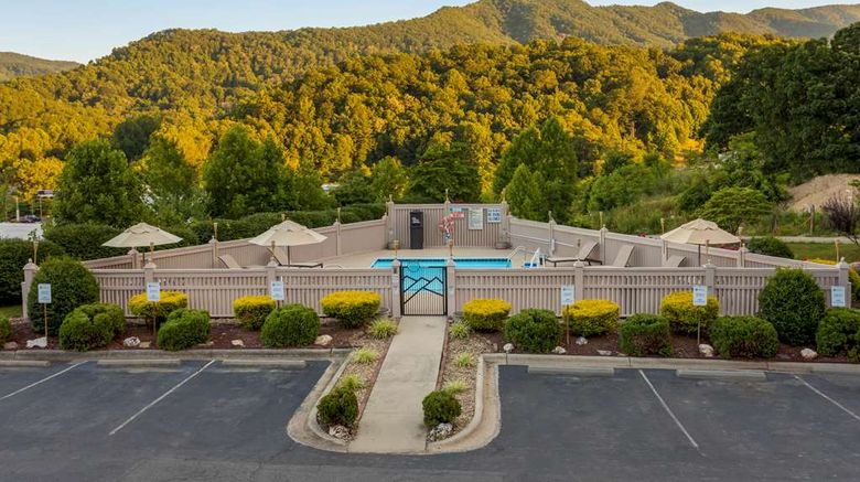 <b>Best Western Smoky Mountain Inn Pool</b>. Images powered by <a href="https://iceportal.shijigroup.com/" title="IcePortal" target="_blank">IcePortal</a>.