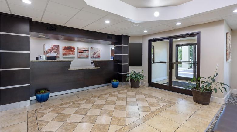 <b>Best Western Lumberton Lobby</b>. Images powered by <a href="https://iceportal.shijigroup.com/" title="IcePortal" target="_blank">IcePortal</a>.