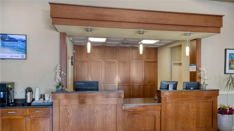 <b>Best Western Hendersonville Inn Lobby</b>. Images powered by <a href="https://iceportal.shijigroup.com/" title="IcePortal" target="_blank">IcePortal</a>.