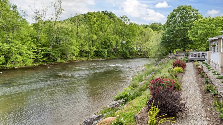 Best Western Plus River Escape Inn  and  Sts Exterior. Images powered by <a href="https://iceportal.shijigroup.com" target="_blank" rel="noopener">Ice Portal</a>.