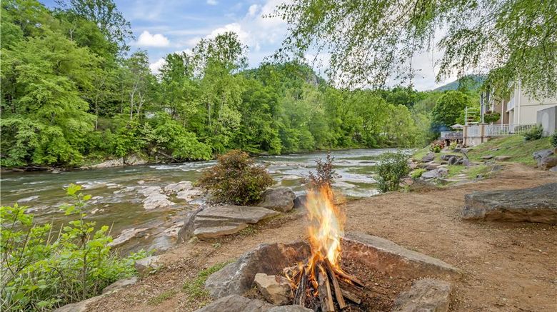 <b>Best Western Plus River Escape Inn & Sts Other</b>. Images powered by <a href="https://iceportal.shijigroup.com/" title="IcePortal" target="_blank">IcePortal</a>.