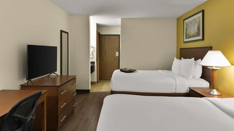 <b>Best Western Lakewood Inn Room</b>. Images powered by <a href="https://iceportal.shijigroup.com/" title="IcePortal" target="_blank">IcePortal</a>.