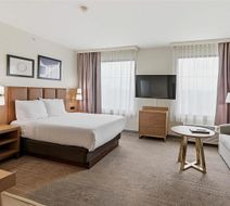 Best Western Plus Hannaford Inn & Suites Room