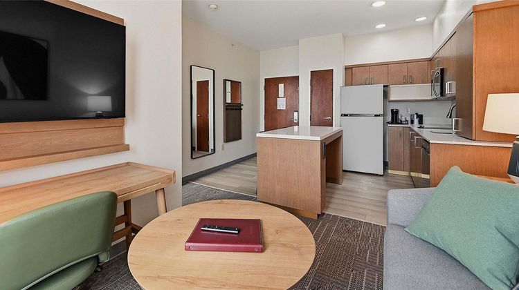 Best Western Plus Hannaford Inn & Suites Room