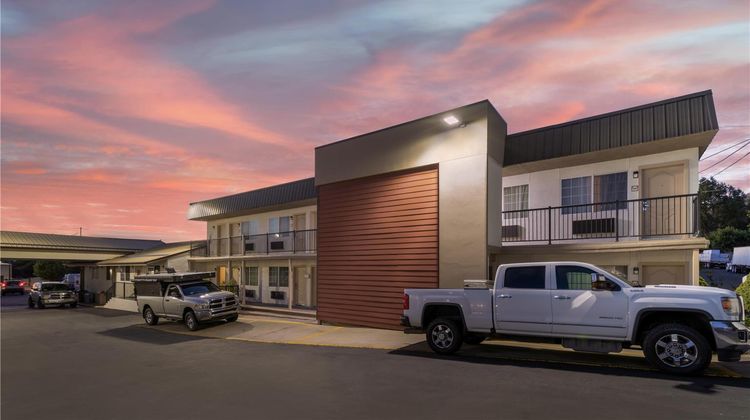 SureStay by Best Western Lakeview Exterior