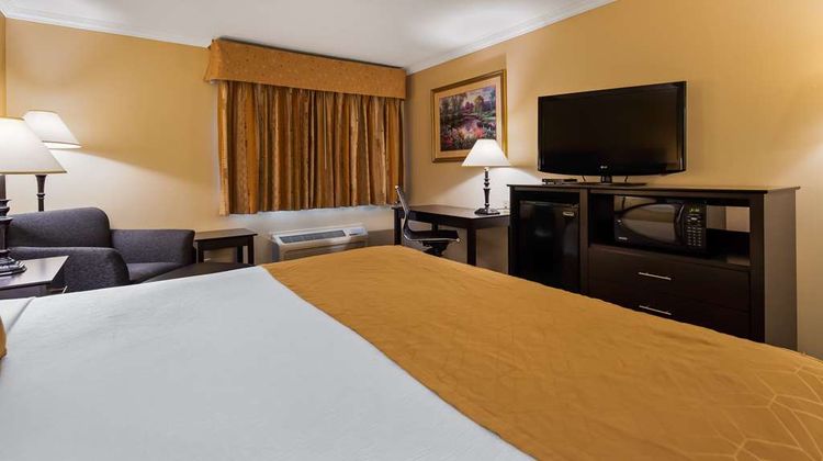 Best Western Inn & Suites Room
