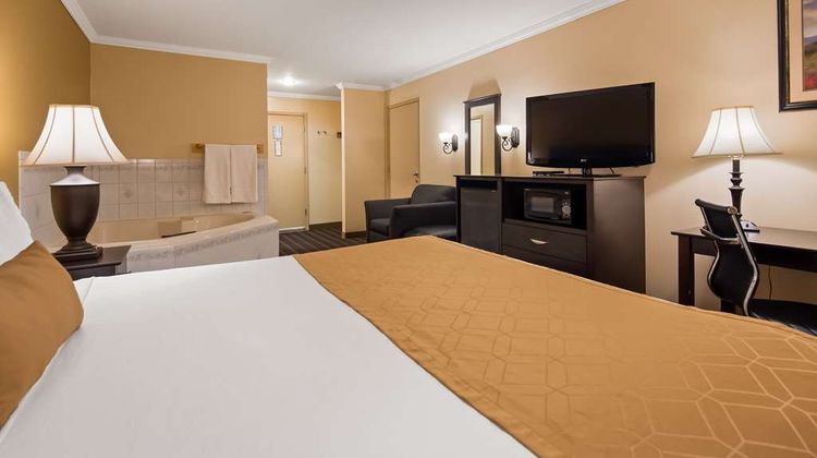 Best Western Inn & Suites Room