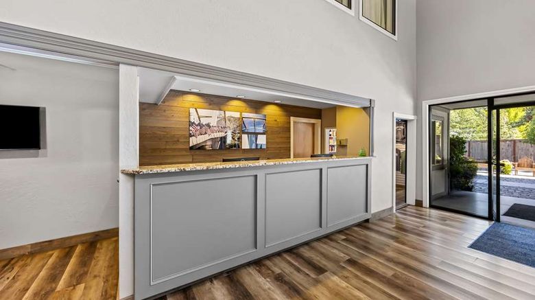 <b>Best Western Inn at The Rogue Lobby</b>. Images powered by <a href="https://iceportal.shijigroup.com/" title="IcePortal" target="_blank">IcePortal</a>.
