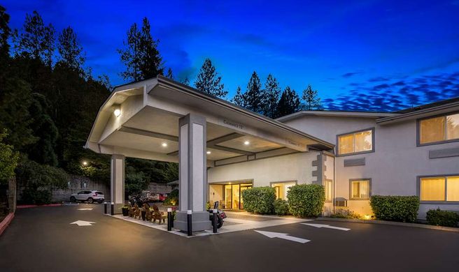 Best Western Inn at The Rogue Exterior