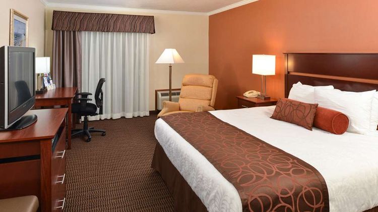 Best Western Plus Landmark Inn Room
