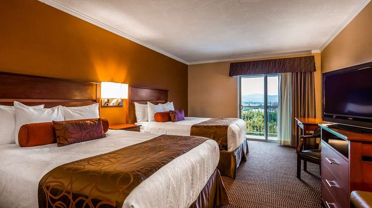 Best Western Plus Landmark Inn Room