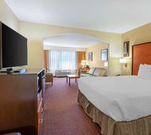 Best Western Plus Cascade Inn & Suites Room