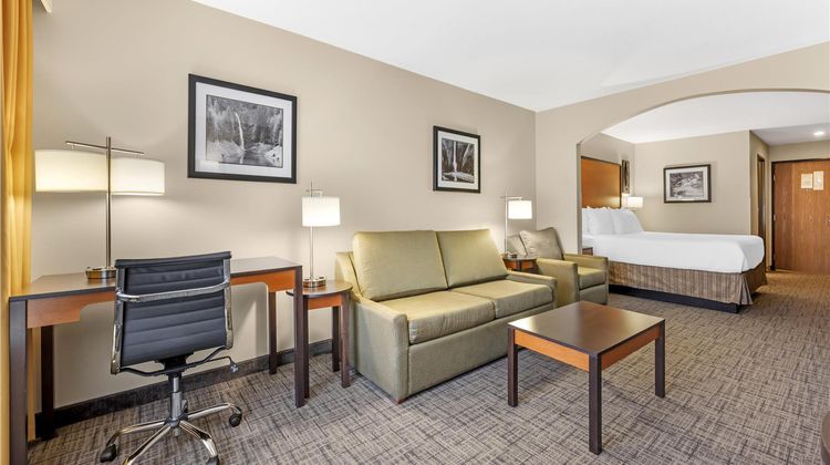 Best Western Plus Cascade Inn & Suites Room