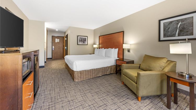 Best Western Plus Cascade Inn & Suites Room