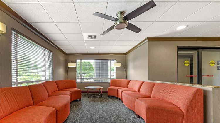 Best Western Plus Cascade Inn & Suites Lobby