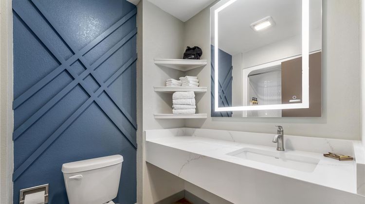 Best Western Plus Revere Inn & Suites Room