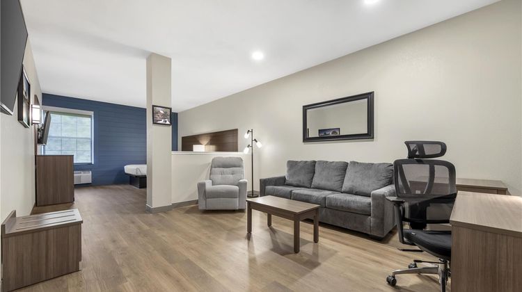 Best Western Plus Revere Inn & Suites Room