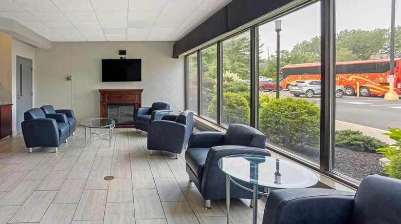 <b>Best Western Plus Reading Inn & Suites Lobby</b>. Images powered by <a href="https://iceportal.shijigroup.com/" title="IcePortal" target="_blank">IcePortal</a>.