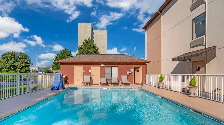 <b>Best Western Carowinds Pool</b>. Images powered by <a href="https://iceportal.shijigroup.com/" title="IcePortal" target="_blank">IcePortal</a>.