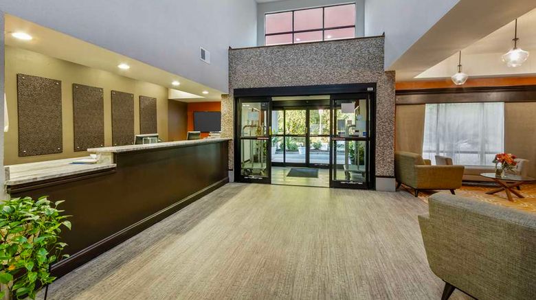 <b>Best Western Magnolia Inn and Suites Lobby</b>. Images powered by <a href="https://iceportal.shijigroup.com/" title="IcePortal" target="_blank">IcePortal</a>.